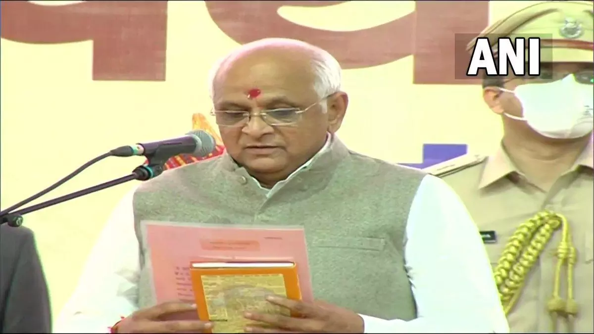 गुजरात के नए मुख्यमंत्री बने भूपेंद्र पटेल, राज्यपाल ने दिलाई पद व गोपनीयता की शपथ गुजरात के नए मुख्यमंत्री बने भूपेंद्र पटेल, राज्यपाल ने दिलाई पद व गोपनीयता की शपथ