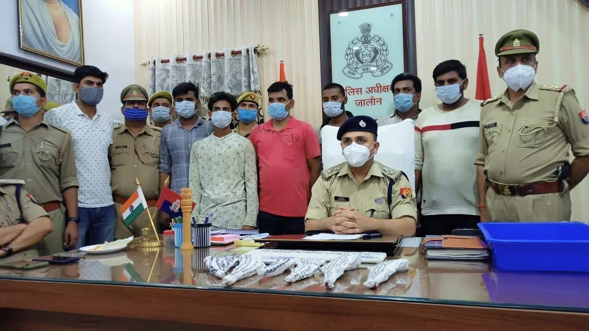एसपी जालौन ने किया बड़ा खुलासा, ट्रक ड्राइवर से लूटी गई रकम समेत चारो आरोपी मय बुलेरो गिरफ्तार एसपी जालौन ने किया बड़ा खुलासा, ट्रक ड्राइवर से लूटी गई रकम समेत चारो आरोपी मय बुलेरो गिरफ्तार