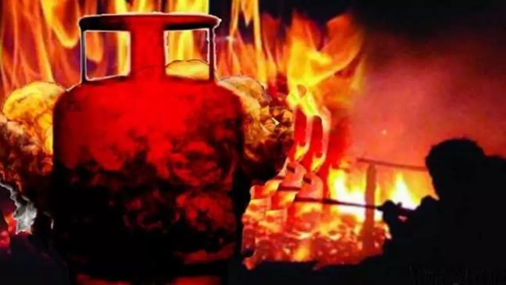 बिहार : मुजफ्फरपुर में गैस सिलेंडर फटने से 3 बच्चों की मौत, मां बुरी तरह झुलसी बिहार : मुजफ्फरपुर में गैस सिलेंडर फटने से 3 बच्चों की मौत, मां बुरी तरह झुलसी