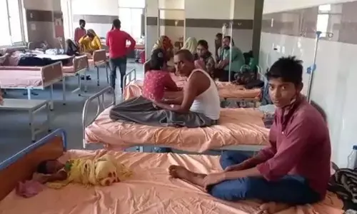 फिरोजाबाद के बाद एटा में तेज बुखार से हाहाकार, सैकड़ों लोग बीमार फिरोजाबाद के बाद एटा में तेज बुखार से हाहाकार, सैकड़ों लोग बीमार