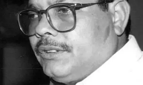 आचरण का जिक्र हो, कुरैशी साहब की बात हो और विद्रोही जी की याद न आए यह संभव ही नहीं : शकील अख्तर आचरण का जिक्र हो, कुरैशी साहब की बात हो और विद्रोही जी की याद न आए यह संभव ही नहीं : शकील अख्तर