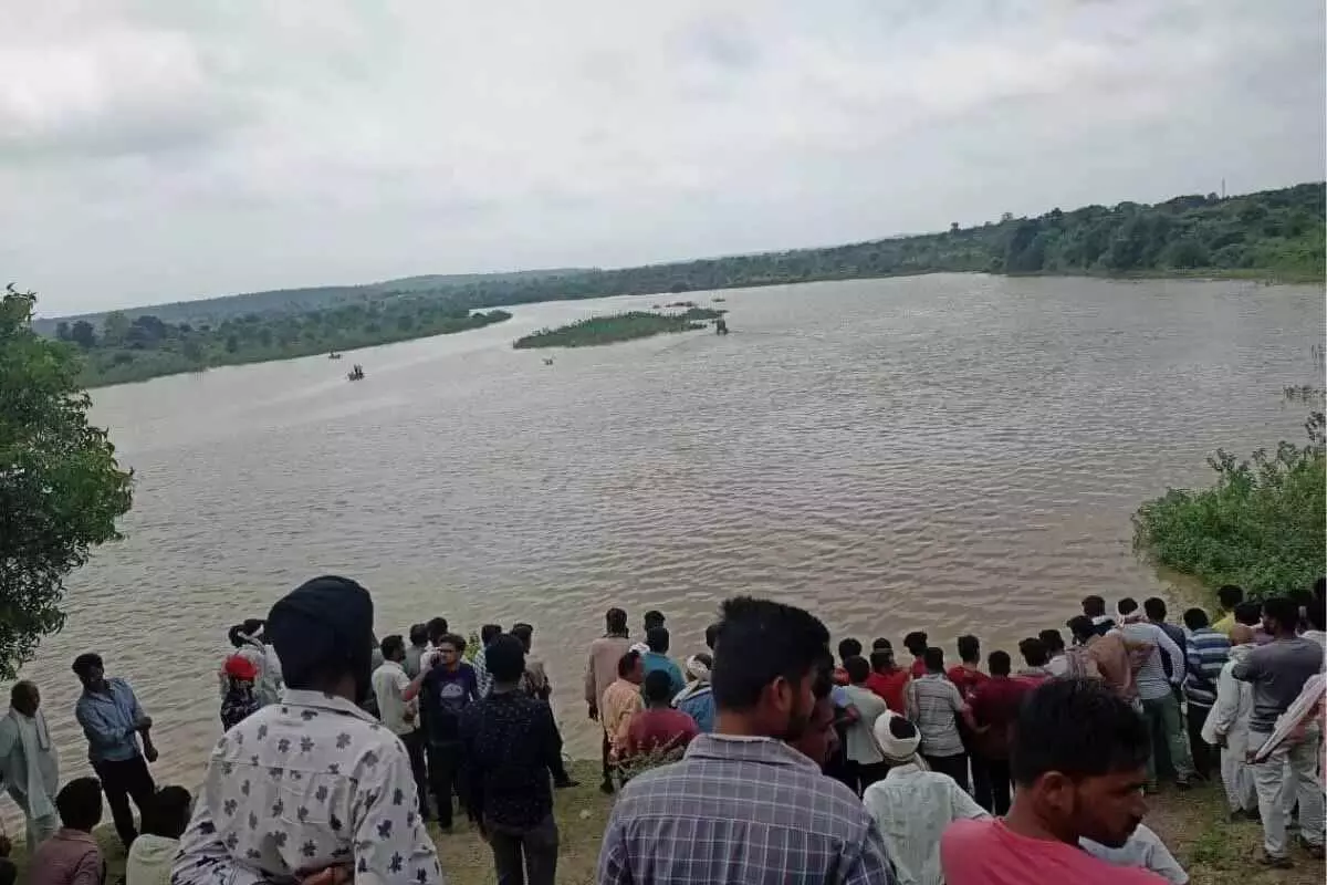 BIG BREAKING: 11 लोगों की मौत, नाव पलटने से भयानक हादसा, कई लापता BIG BREAKING: 11 लोगों की मौत, नाव पलटने से भयानक हादसा, कई लापता