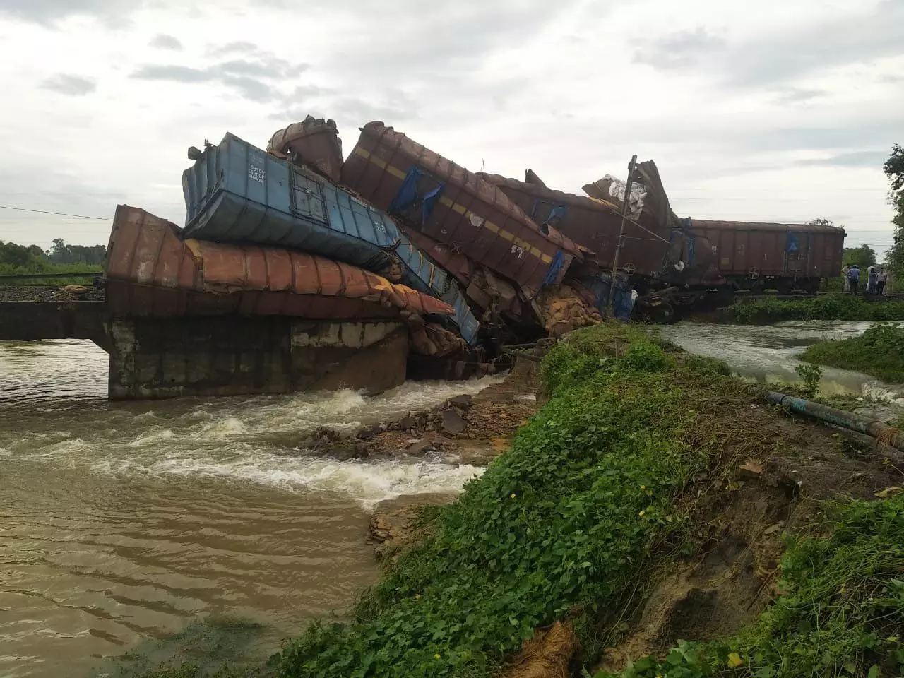 बड़ा हादसा: गेंहू से लदी मालवाहक ट्रेन नदी में गिरी, 12 ट्रेनें की गई रद्द