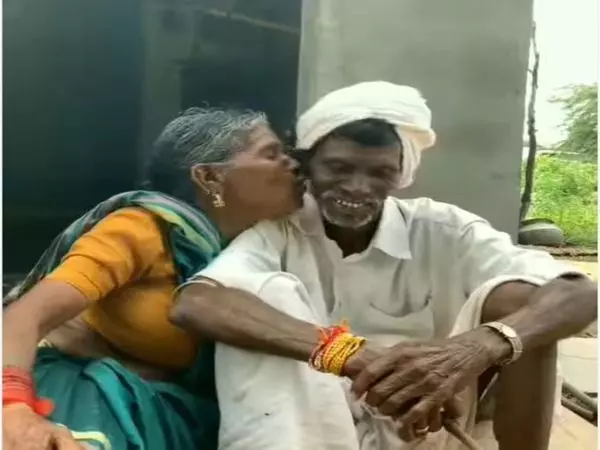 Viral Video: दादी ने चुपके से किया किस तो ऐसे शरमा गए दादा, वीडियो मचा रहा धमाल