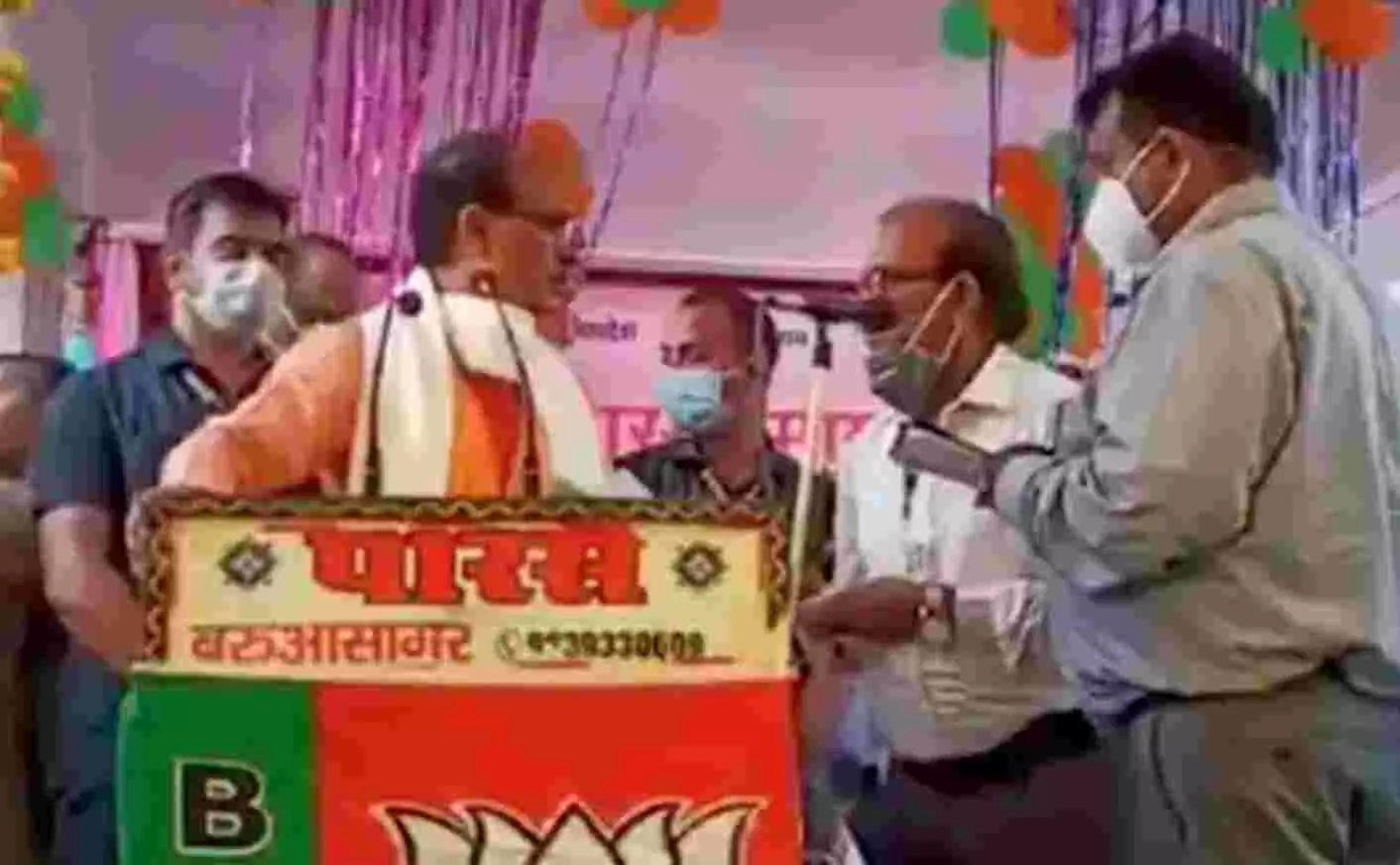 जब सीएम शिवराज सिंह चौहान ने मंच से ही दो अधिकारियों को किया सस्पेंड, देखें वीडियो जब सीएम शिवराज सिंह चौहान ने मंच से ही दो अधिकारियों को किया सस्पेंड, देखें वीडियो