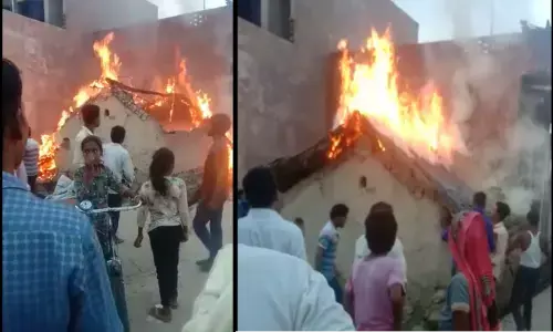अचानक से उठी आग की लपटें गरीब का आशियाना जलकर खाक अचानक से उठी आग की लपटें गरीब का आशियाना जलकर खाक