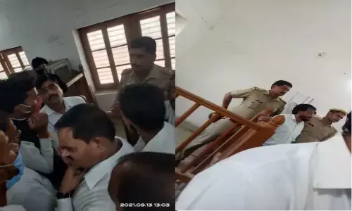 अदालत की अवमानना में बाराबंकी कोतवाल अमर सिंह को 3 दिन की जेल अदालत की अवमानना में बाराबंकी कोतवाल अमर सिंह को 3 दिन की जेल