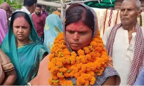 नामांकन करने पहुंची महिला प्रत्याशी के मांग में सिंदूर भरते हुए देवर ने लिया संकल्प