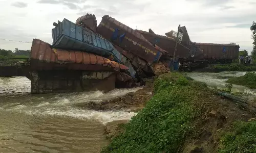 बड़ा हादसा: गेंहू से लदी मालवाहक ट्रेन नदी में गिरी, 12 ट्रेनें की गई रद्द बड़ा हादसा: गेंहू से लदी मालवाहक ट्रेन नदी में गिरी, 12 ट्रेनें की गई रद्द