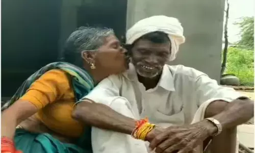 Viral Video: दादी ने चुपके से किया किस तो ऐसे शरमा गए दादा, वीडियो मचा रहा धमाल Viral Video: दादी ने चुपके से किया किस तो ऐसे शरमा गए दादा, वीडियो मचा रहा धमाल