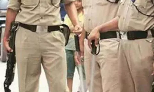 पुलिस हिरासत में युवक की मौत, 4 पुलिसकर्मी सस्पेंड पुलिस हिरासत में युवक की मौत, 4 पुलिसकर्मी सस्पेंड