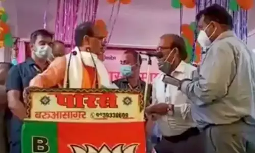 जब सीएम शिवराज सिंह चौहान ने मंच से ही दो अधिकारियों को किया सस्पेंड, देखें वीडियो जब सीएम शिवराज सिंह चौहान ने मंच से ही दो अधिकारियों को किया सस्पेंड, देखें वीडियो