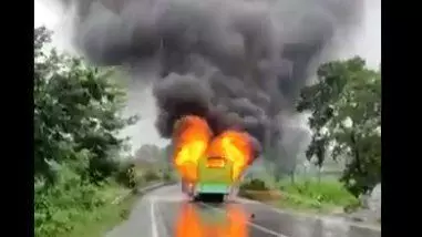 देखिये वो भयानक वीडियो : बस और कार की टक्कर में 5 लोग जिंदा जले