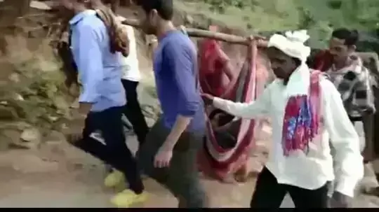 बीमार महिला को 3 किमी.कंधे पर टांग कर पहुंचाया अस्पताल,वजह जानकार हो जाएंगे हैरान बीमार महिला को 3 किमी.कंधे पर टांग कर पहुंचाया अस्पताल,वजह जानकार हो जाएंगे हैरान