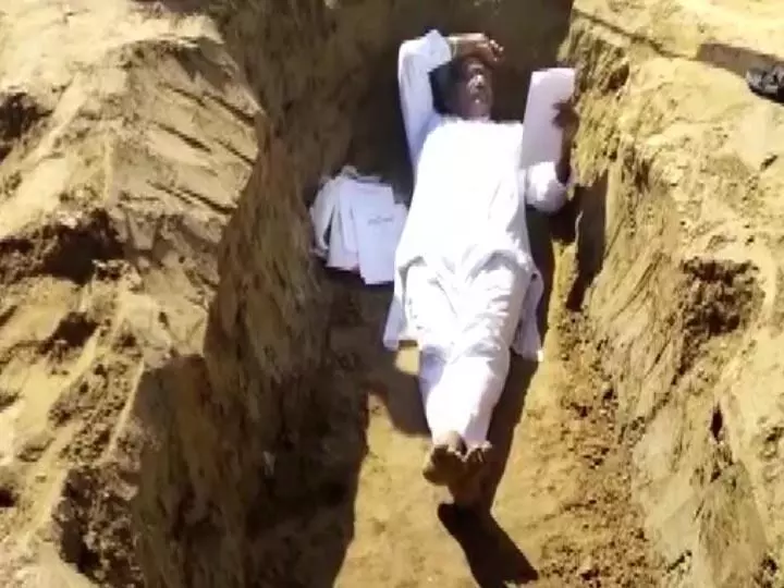 किसानों का अनूठा विरोध प्रदर्शन, जमीन समाधि पर लेटे किसानों का अनूठा विरोध प्रदर्शन, जमीन समाधि पर लेटे