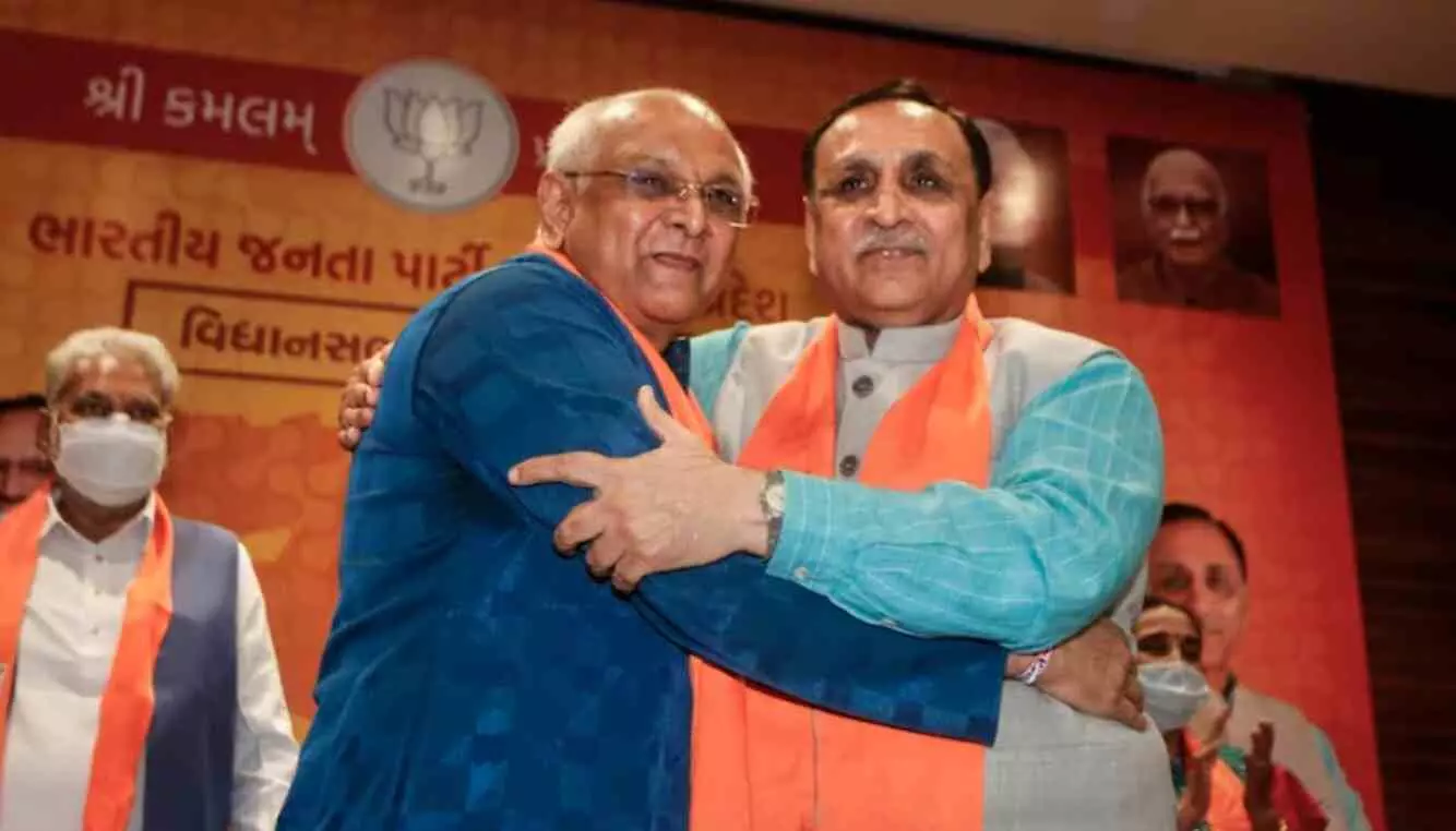गुजरात में टला शपथग्रहण, पूरी कैबिनेट बदलने पर बीजेपी में घमासान, रुपाणी के घर पहुंचे नाराज MLA गुजरात में टला शपथग्रहण, पूरी कैबिनेट बदलने पर बीजेपी में घमासान, रुपाणी के घर पहुंचे नाराज MLA