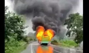 देखिये वो भयानक वीडियो : बस और कार की टक्कर में 5 लोग जिंदा जले देखिये वो भयानक वीडियो : बस और कार की टक्कर में 5 लोग जिंदा जले