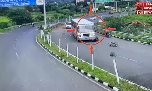 हाइवे पर हुआ चमत्कार, जब बस के नीचे आने के बाद बचा युवक, देखिये हादसे का वो अजब गजब वीडियो हाइवे पर हुआ चमत्कार, जब बस के नीचे आने के बाद बचा युवक, देखिये हादसे का वो अजब गजब वीडियो