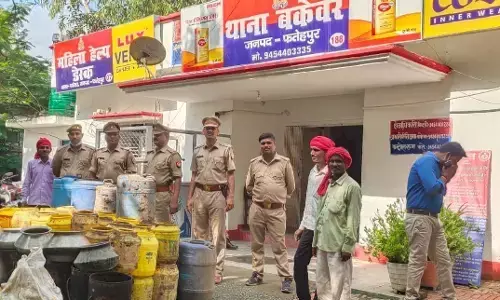 26 पुलिसकर्मियों ने बरामद की 370 लीटर अवैध शराब 26 पुलिसकर्मियों ने बरामद की 370 लीटर अवैध शराब