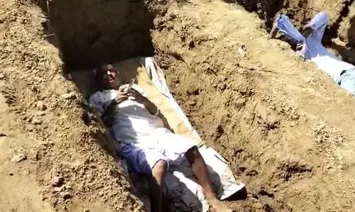 किसानों ने किया जिंदा समाधि लेने का प्रयास प्रशासन में मचा हड़कंप