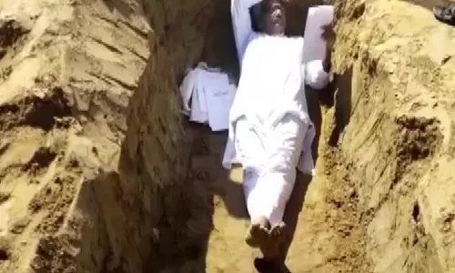 किसानों का अनूठा विरोध प्रदर्शन, जमीन समाधि पर लेटे किसानों का अनूठा विरोध प्रदर्शन, जमीन समाधि पर लेटे