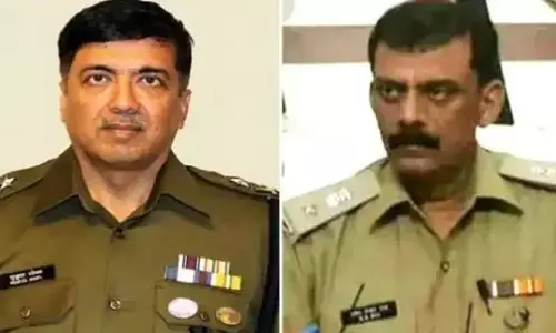 हाईकोर्ट की सख्ती से मचा हड़कंप, डीजीपी को कल तक प्रयागराज ना छोड़ने का निर्देष, तत्कालीन एसपी मैनपुरी को हटाए या जबरन रिटायर करें हाईकोर्ट की सख्ती से मचा हड़कंप, डीजीपी को कल तक प्रयागराज ना छोड़ने का निर्देष, तत्कालीन एसपी मैनपुरी को हटाए या जबरन रिटायर करें