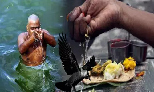 पितृ पक्ष में घर पर ऐसे दें पितरों को तर्पण, जानें पूजा की सही विधि पितृ पक्ष में घर पर ऐसे दें पितरों को तर्पण, जानें पूजा की सही विधि