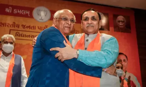 गुजरात में टला शपथग्रहण, पूरी कैबिनेट बदलने पर बीजेपी में घमासान, रुपाणी के घर पहुंचे नाराज MLA