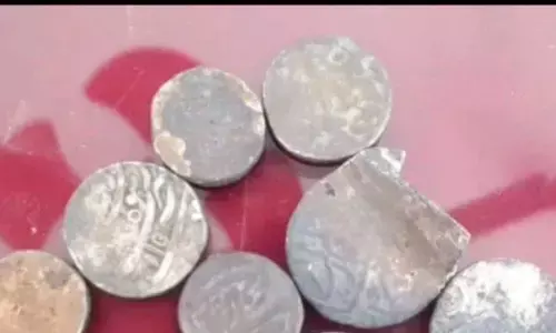मिटटी में दबी मिली गुल्लक, फोड़ने पर मिले ये बेशकीमती सिक्के