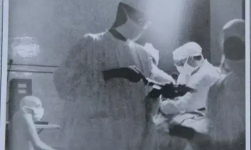 पटना के पीएमसीएच के ओपरेशन थियेटर का दृश्य, जिसमें गांधी जी 1947 में मुंह पर मास्क लगाये हुए है पटना के पीएमसीएच के ओपरेशन थियेटर का दृश्य, जिसमें गांधी जी 1947 में मुंह पर मास्क लगाये हुए है