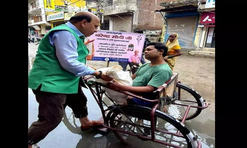 पीएम मोदी के जन्मदिन पर संगम विहार में राशन का वितरण पीएम मोदी के जन्मदिन पर संगम विहार में राशन का वितरण