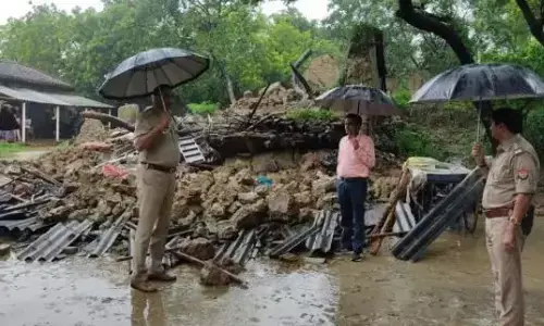 बारिश बनी आफत, मकान गिरने से एक ही परिवार के तीन लोगों समेत चार की मौत बारिश बनी आफत, मकान गिरने से एक ही परिवार के तीन लोगों समेत चार की मौत