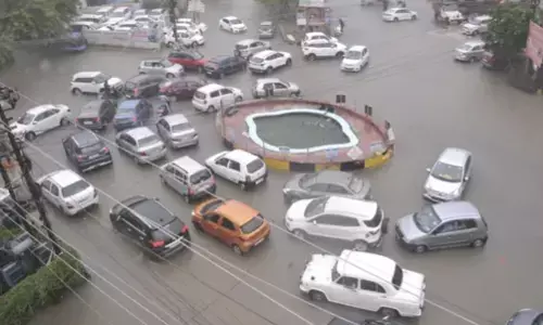 भारी बारिश से लखनऊ बेहाल, सरकारी कार्यालय से लेकर रिहायशी इलाकों में में भरा पानी, DM ने कहा- बहुत जरूरी न हो तो घर से बाहर न निकलें