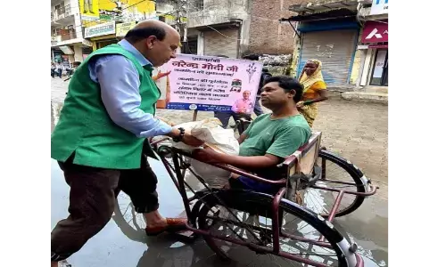 पीएम मोदी के जन्मदिन पर संगम विहार में राशन का वितरण