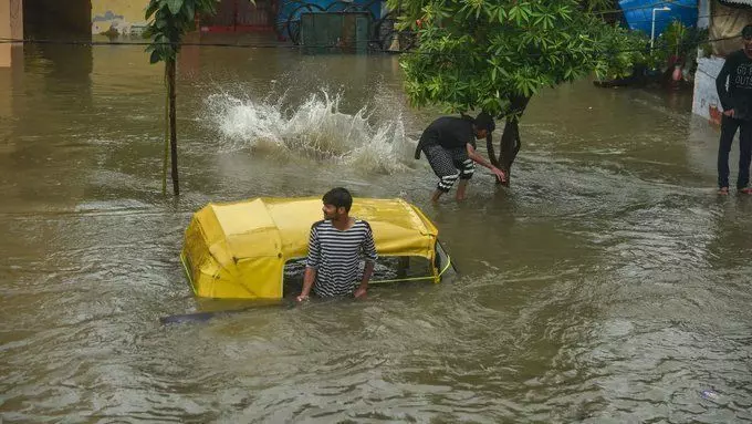 यूपी में कहीं पिता-बेटे तो कहीं 7 साल के बच्चे की मौत, बाराबंकी में तबाही मचा रही बारिश