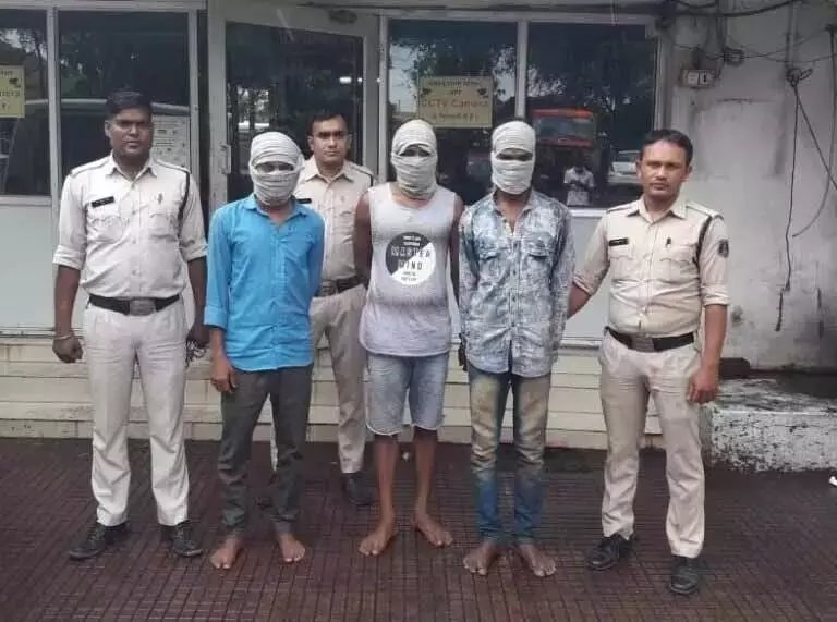 आदिवासी युवती के साथ गैंगरेप: महिला सरपंच का देवर, छात्रावास अधीक्षक सहित 3 आरोपी गिरफ्तार आदिवासी युवती के साथ गैंगरेप: महिला सरपंच का देवर, छात्रावास अधीक्षक सहित 3 आरोपी गिरफ्तार