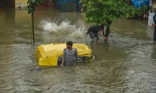 यूपी में कहीं पिता-बेटे तो कहीं 7 साल के बच्चे की मौत, बाराबंकी में तबाही मचा रही बारिश यूपी में कहीं पिता-बेटे तो कहीं 7 साल के बच्चे की मौत, बाराबंकी में तबाही मचा रही बारिश