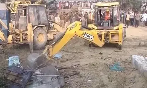 एक और अपराधी नन्हे लंगड़ा के खिलाफ चला योगी सरकार बुलडोजर एक और अपराधी नन्हे लंगड़ा के खिलाफ चला योगी सरकार बुलडोजर