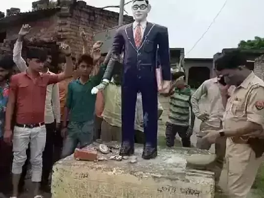 рднреАрдорд░рд╛рд╡ рдЖрдВрдмреЗрдбрдХрд░ рдХреА рдкреНрд░рддрд┐рдорд╛ рддреЛреЬреА, рдЧреНрд░рд╛рдореАрдгреЛрдВ рдиреЗ рдХрд┐рдпрд╛ рд╣рдВрдЧрд╛рдорд╛ рднреАрдорд░рд╛рд╡ рдЖрдВрдмреЗрдбрдХрд░ рдХреА рдкреНрд░рддрд┐рдорд╛ рддреЛреЬреА, рдЧреНрд░рд╛рдореАрдгреЛрдВ рдиреЗ рдХрд┐рдпрд╛ рд╣рдВрдЧрд╛рдорд╛