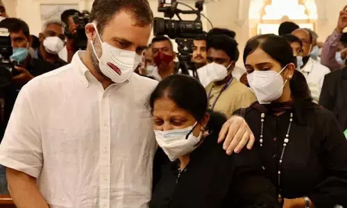 कांग्रेस के द्वार, राहुल की डोर देख रहे हैं.. कांग्रेस के द्वार, राहुल की डोर देख रहे हैं..