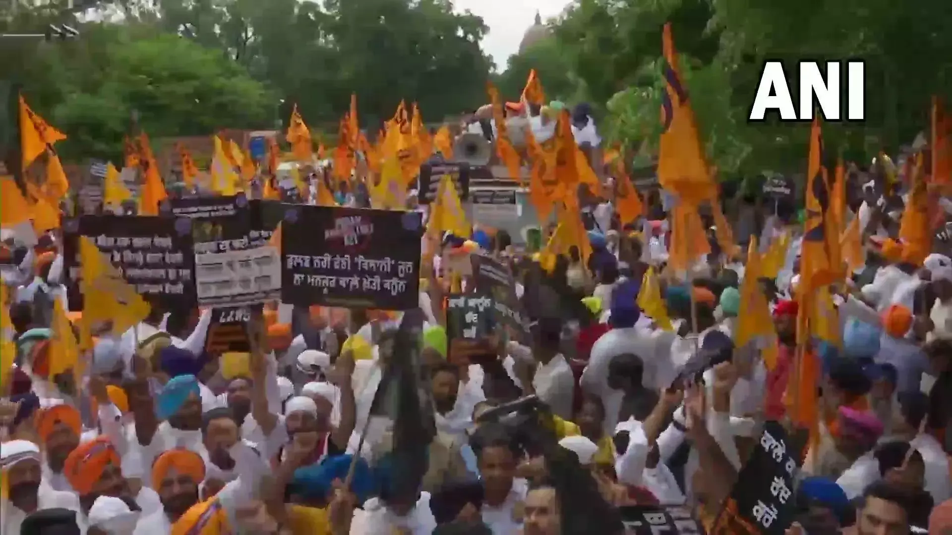 कृषि कानूनों के खिलाफ अकाली दल का ब्लैक फ्रायडे मार्च, सुखबीर सिंह बादल और हरसिमरत कौर हिरासत में लिए गए कृषि कानूनों के खिलाफ अकाली दल का ब्लैक फ्रायडे मार्च, सुखबीर सिंह बादल और हरसिमरत कौर हिरासत में लिए गए