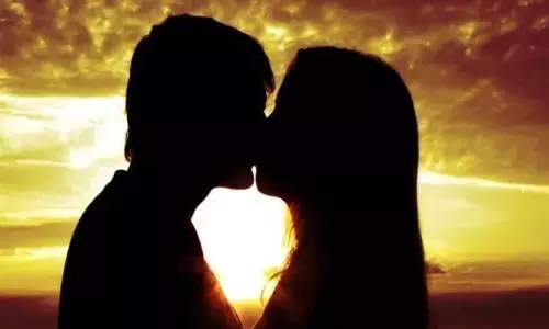 लड़की को KISS करना पड़ा महंगा, कोर्ट ने युवक को सुनाई 2 साल जेल की सजा लड़की को KISS करना पड़ा महंगा, कोर्ट ने युवक को सुनाई 2 साल जेल की सजा