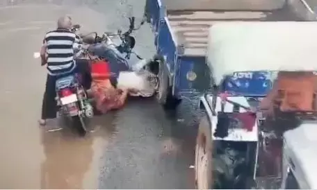 देखें वीडियो, ट्रैक्टर का पूरा पहिया शख्स के सर के उपर से गुजरा लेकिन बाइक चालक को... देखें वीडियो, ट्रैक्टर का पूरा पहिया शख्स के सर के उपर से गुजरा लेकिन बाइक चालक को...