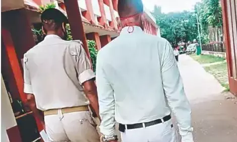 हथियार के दम पर किया दुष्कर्म, कोर्ट में सरेंडर करने का तरीका देख, कोर्ट परिसर के लोग और वकील हैरान हथियार के दम पर किया दुष्कर्म, कोर्ट में सरेंडर करने का तरीका देख, कोर्ट परिसर के लोग और वकील हैरान