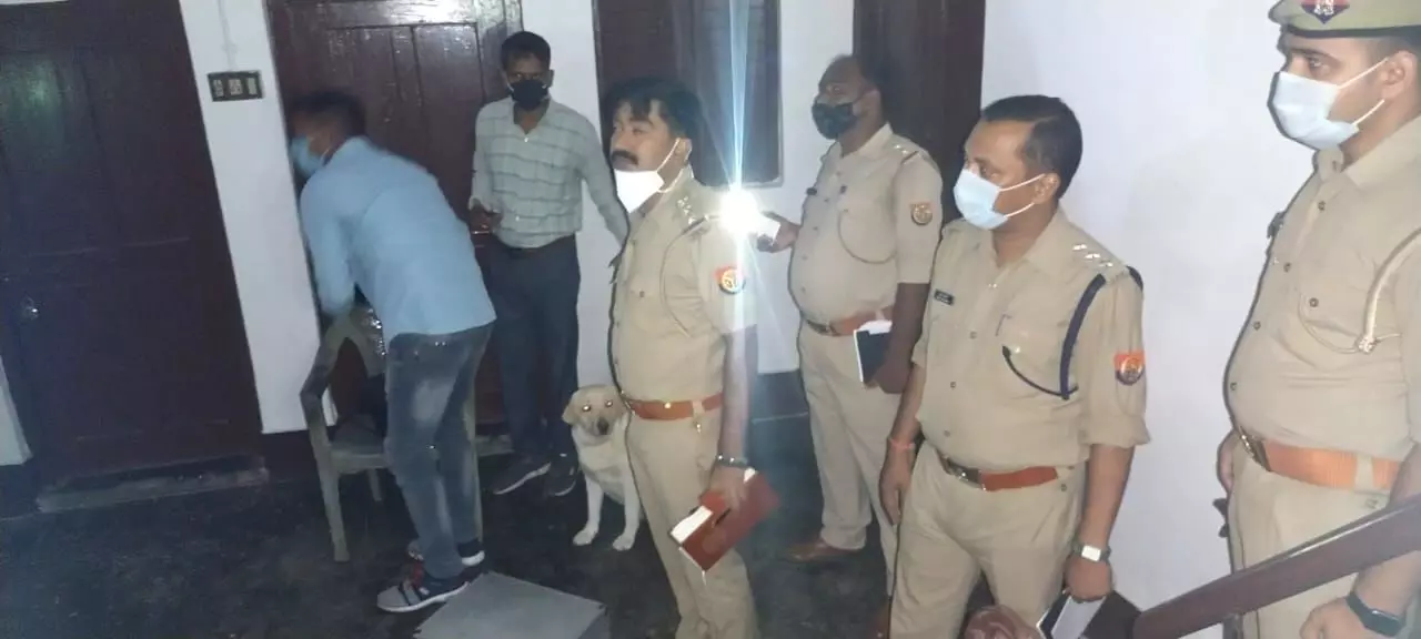 उन्नाव में फांसी पर लटकते मिले पति-पत्नी के शव, सुसाइड नोट में लिखी ये बात उन्नाव में फांसी पर लटकते मिले पति-पत्नी के शव, सुसाइड नोट में लिखी ये बात