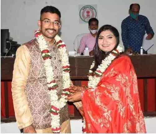 कलेक्ट्रेट ऑफिस में IAS नम्रता और IPS निखिल ने रचाई शालीनता से शादी, की मिशाल कायम कलेक्ट्रेट ऑफिस में IAS नम्रता और IPS निखिल ने रचाई शालीनता से शादी, की मिशाल कायम