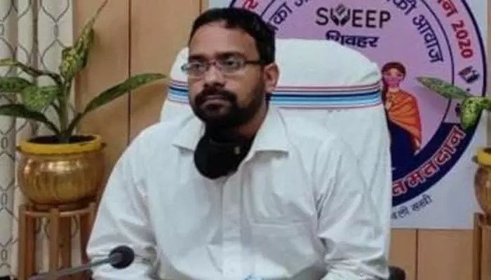 डीएम ने पत्नी और सास के खिलाफ दर्ज कराई एफआईआर, बोले- रंगदारी मांगती है बीबी डीएम ने पत्नी और सास के खिलाफ दर्ज कराई एफआईआर, बोले- रंगदारी मांगती है बीबी
