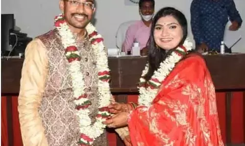 कलेक्ट्रेट ऑफिस में IAS नम्रता और IPS निखिल ने रचाई शालीनता से शादी, की मिशाल कायम कलेक्ट्रेट ऑफिस में IAS नम्रता और IPS निखिल ने रचाई शालीनता से शादी, की मिशाल कायम