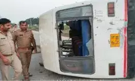 Noida Breaking News: नोएडा में तेज रफ्तार बस डिवाइडर से टकराई एक युवती की दर्दनाक मौत