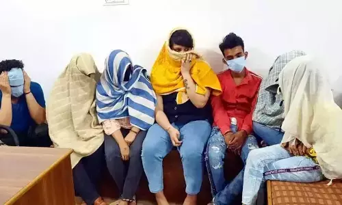 स्पा सेंटर में चल रहा था सेक्स का खेल, आईपीएस के छापे में मिली इस हालत में लडके लडकियाँ शर्म आ गई स्पा सेंटर में चल रहा था सेक्स का खेल, आईपीएस के छापे में मिली इस हालत में लडके लडकियाँ शर्म आ गई